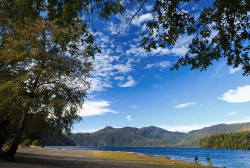 Orilla del lago / SERNATUR